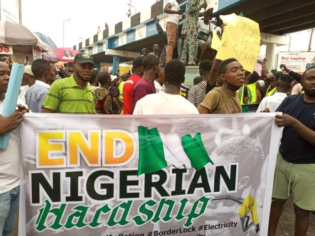 HUNGER: Again, protesting youths block Kaduna-Abuja Highway over food price hike