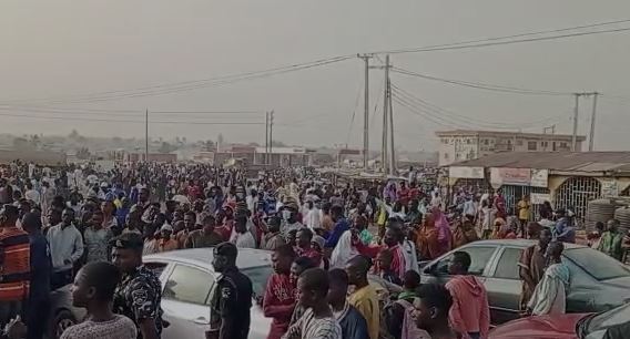Video: Watch moment protesters block roads in Minna over high cost of living
